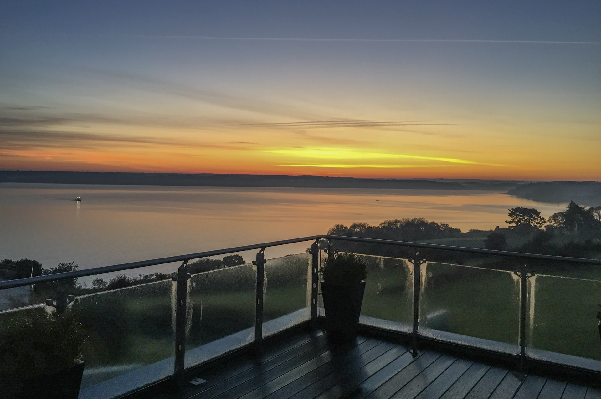 Coucher de soleil sur la mer depuis la terrasse