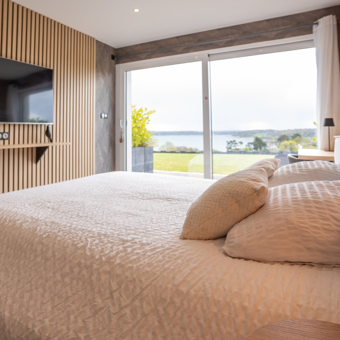 Chambre Vue Mer avec lit queen size et vue sur la baie