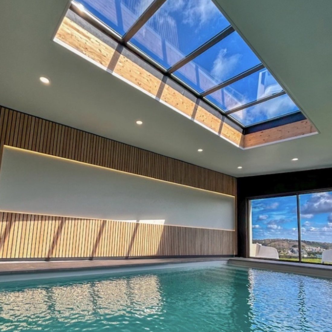 Piscine intérieure chauffée sous verrière