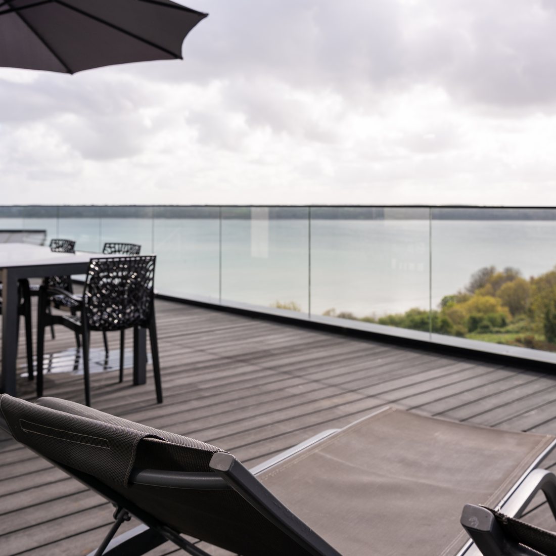 Terrasse de la villa avec vue sur la baie de Morlaix