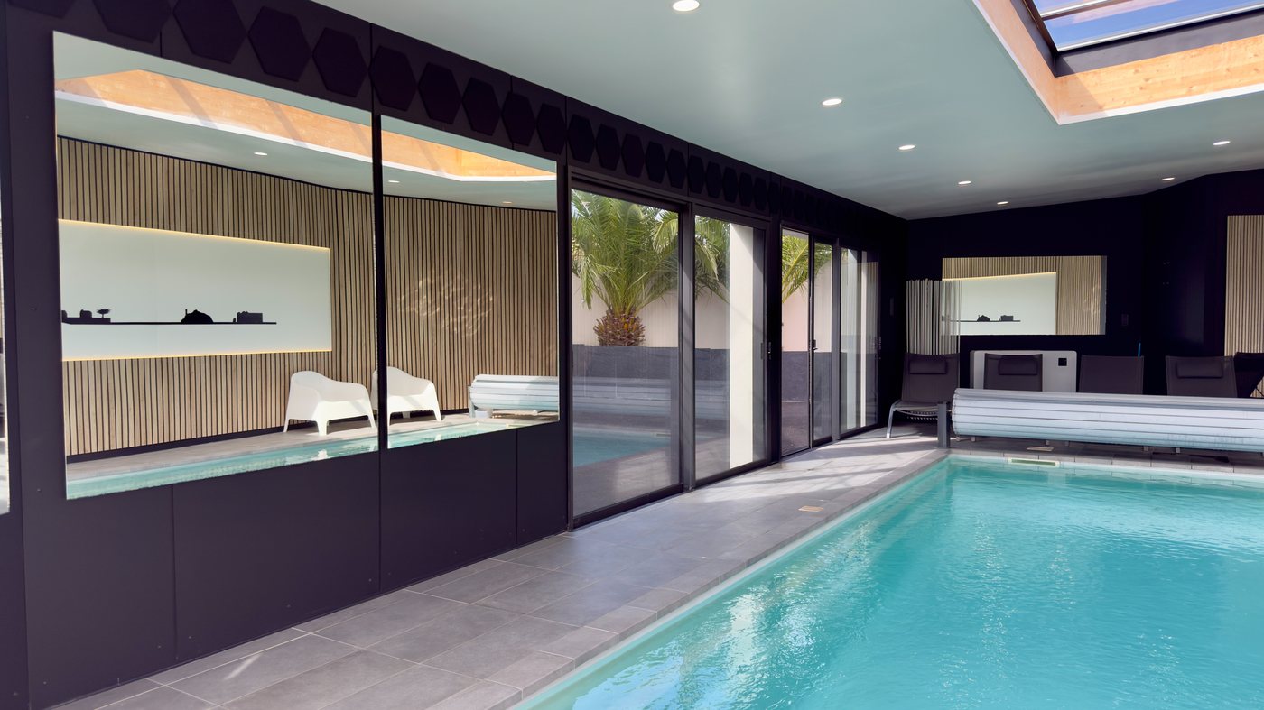 Piscine intérieure chauffée sous verrière