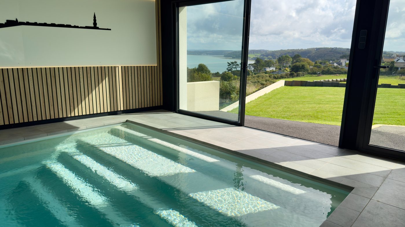 Piscine couverte ouverte sur la campagne