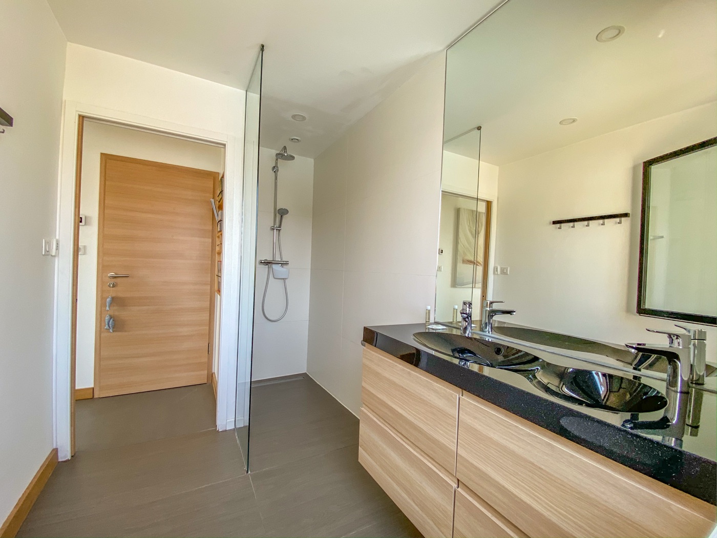 Salle de bain avec douche et double vasque