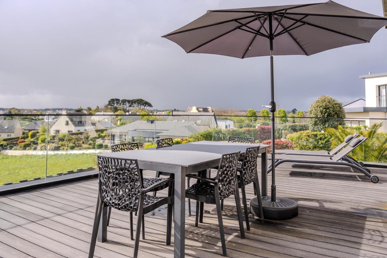 Terrasse, salon de jardin et vue sur la baie