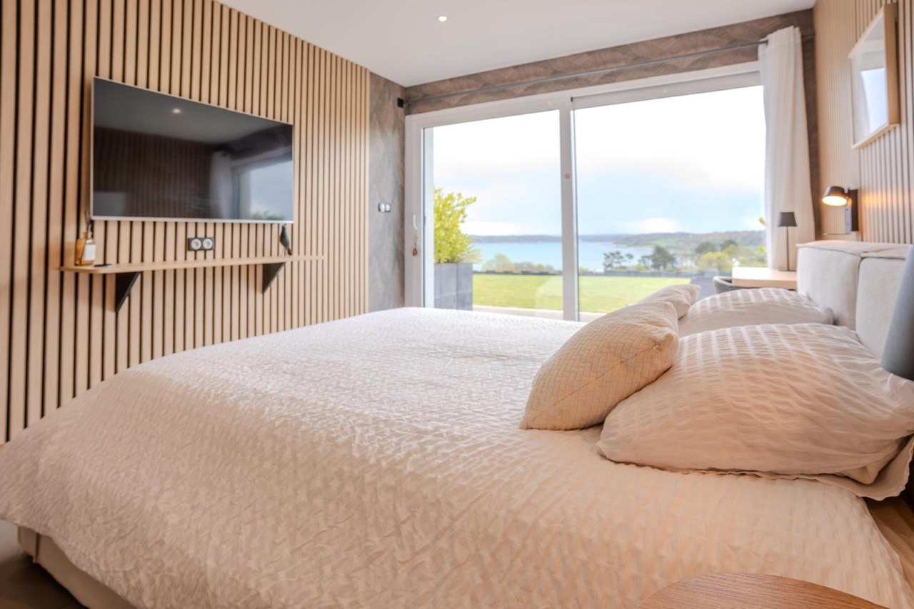 Chambre avec télévision, vue mer