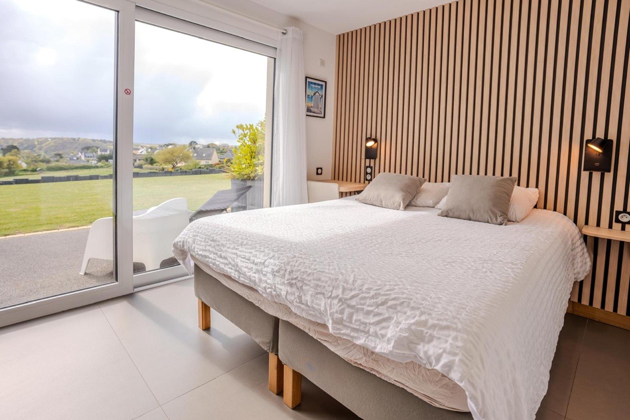 Chambre lumineuse vue mer