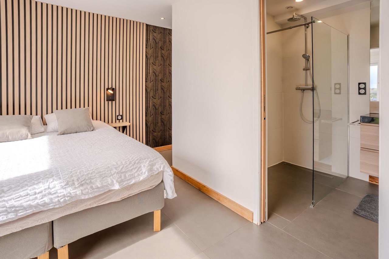 Chambre avec salle d'eau attenante