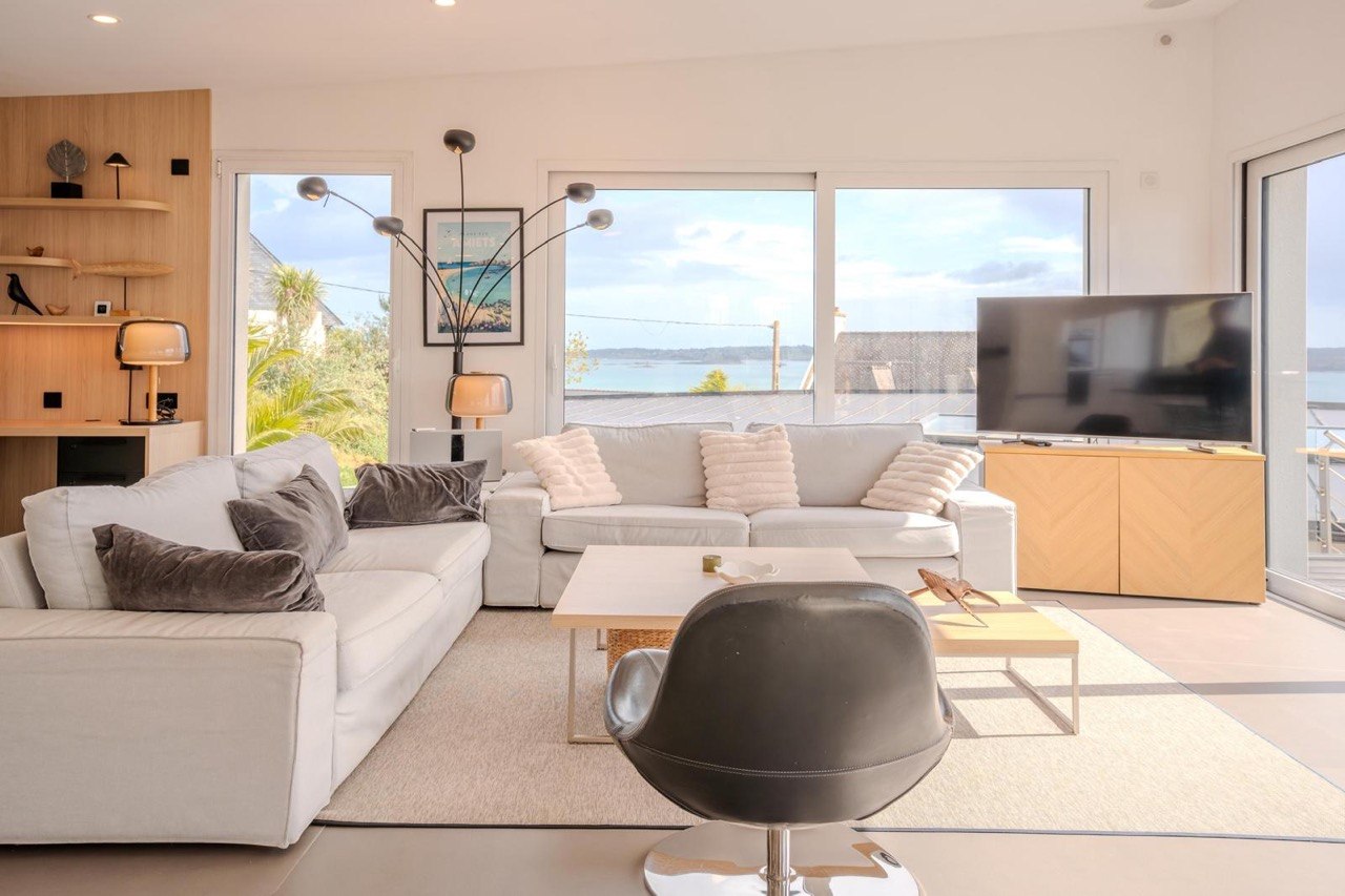 Salon avec vue sur la baie